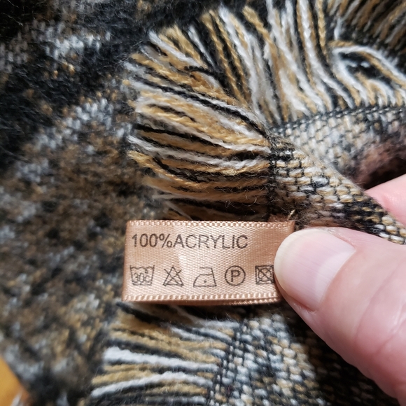 NWOT Scarf multi-print - Picture 6 of 6